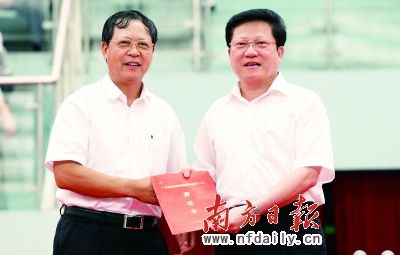 广州各区、县级市党委书记向省委常委、广州市委书记张广宁(右)递交亚运会亚残运会安保维稳责任书 广州各区、县级市党委书记向省委常委、广州市委书记张广宁(右)递交亚运会亚残运会安保维稳责任书