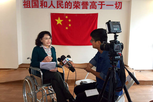 张海迪接受新华社记者专访 张海迪接受新华社记者专访