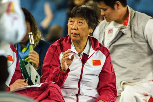 75岁的中国轮椅击剑队教练庄杏娣被队员们亲切地称为“教练奶奶”——新华社记者王松摄 75岁的中国轮椅击剑队教练庄杏娣被队员们亲切地称为“教练奶奶”——新华社记者王松摄