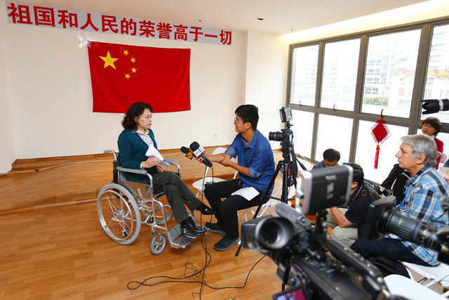 张海迪接受新华社记者专访 张海迪接受新华社记者专访