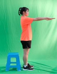 动作四:椅式深蹲1.jpg 动作四:椅式深蹲1.jpg