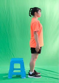 动作四:椅式深蹲3.jpg 动作四:椅式深蹲3.jpg