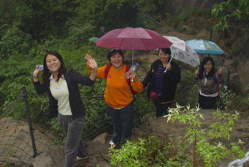 图为登山活动照片