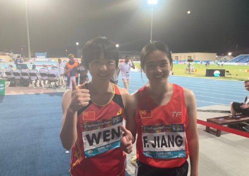 图为文晓燕与蒋芬芬在女子100米T37级决赛中包揽金银牌.png